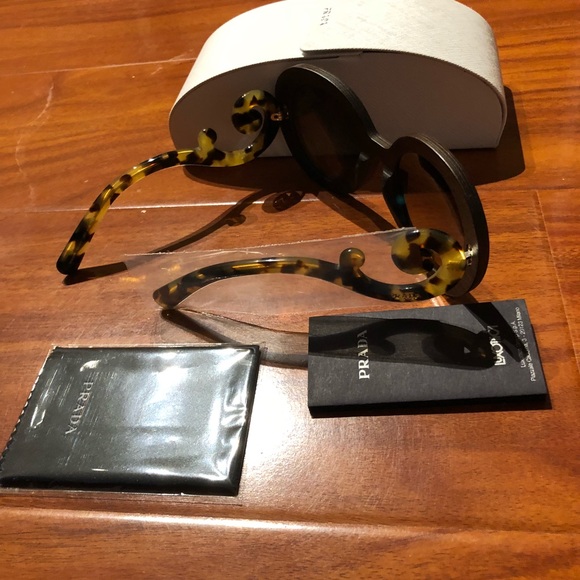 Brand new prada sunglasses. Never been used - Picture 3 of 4